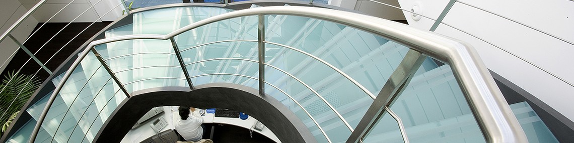 Custom steel staircases and metal balusters for outdoor and indoor - Scale acciaio inox e vetro su misura uffici centri commerciali interni esterni