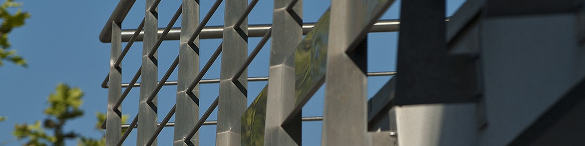 Custom steel balustrades, staircases and railings - metal furnishing - Balaustre acciaio vetro arredamento acciaio inox su misura taglio waterjet