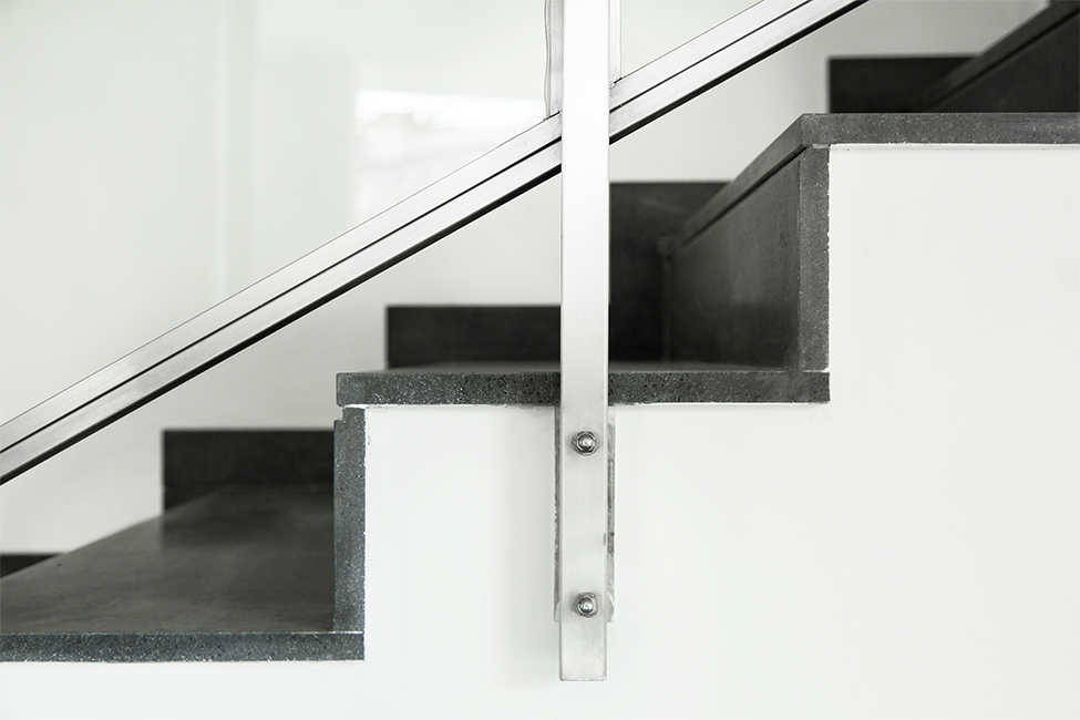 Ringhiere scale balaustre acciaio e vetro con tecnologia waterjet realizzate su misura - lavorazione metalli e finiture speciali Lamberti Design