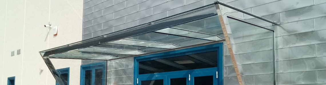Steel canopy with a mirror finish, laminated and tempered glass - Lamberti Design Pensiline acciaio lucido, vetro stratificato e temperato - Lamberti Design Outdoor
