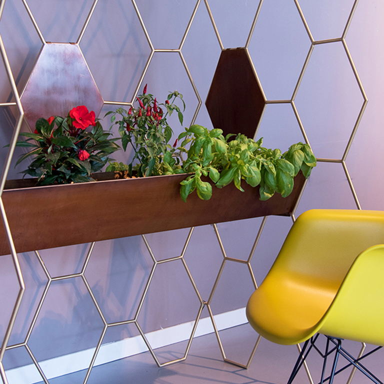 Furnishing system with honeycomb mesh in brass or steel rods - FAVO by Lamberti - Adidesign Compasso d'oro - Sistema d'arredo realizzato da Lamberti Design
