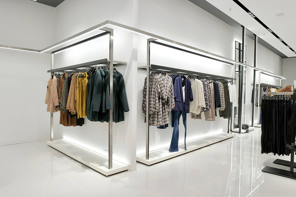 Lamberti Design specializes in contract furnishing projects. Our team engineered, produced and installed the entire store of Candida fashion brand in Italy - Arredamento contract in acciaio e metalli per il brand Candida - Lamberti Design