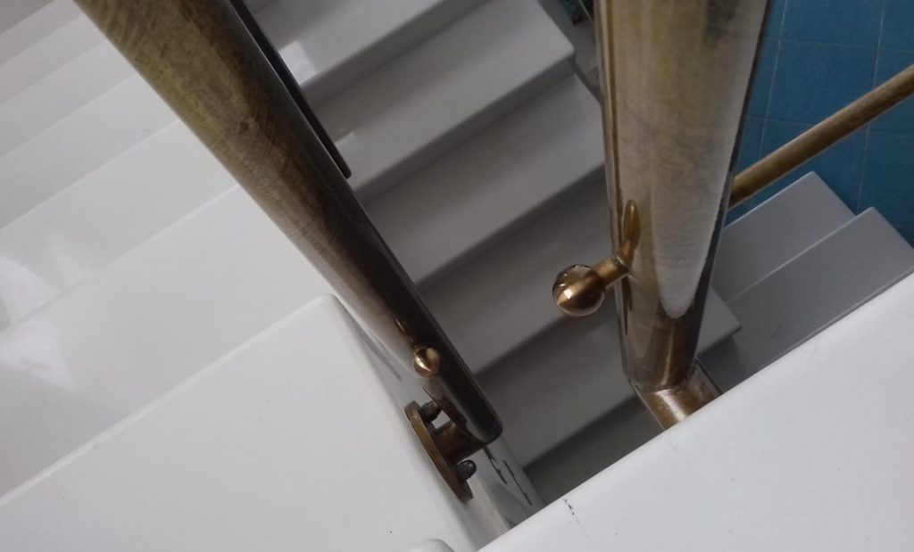 Balaustra ottone rosato - Progettazione e realizzazione arredamento in metallo - Brass handrail with warm pinkish tones for luxury design staircases made in Italy