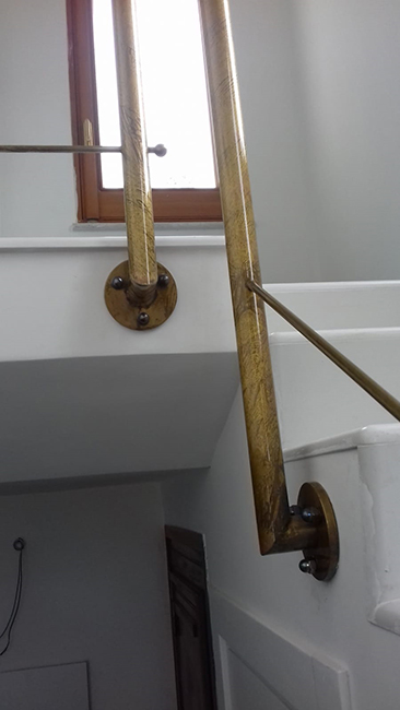 Balaustra ottone rosato - Progettazione e realizzazione arredamento in metallo - Brass handrail with warm pinkish tones for luxury design staircases made in Italy
