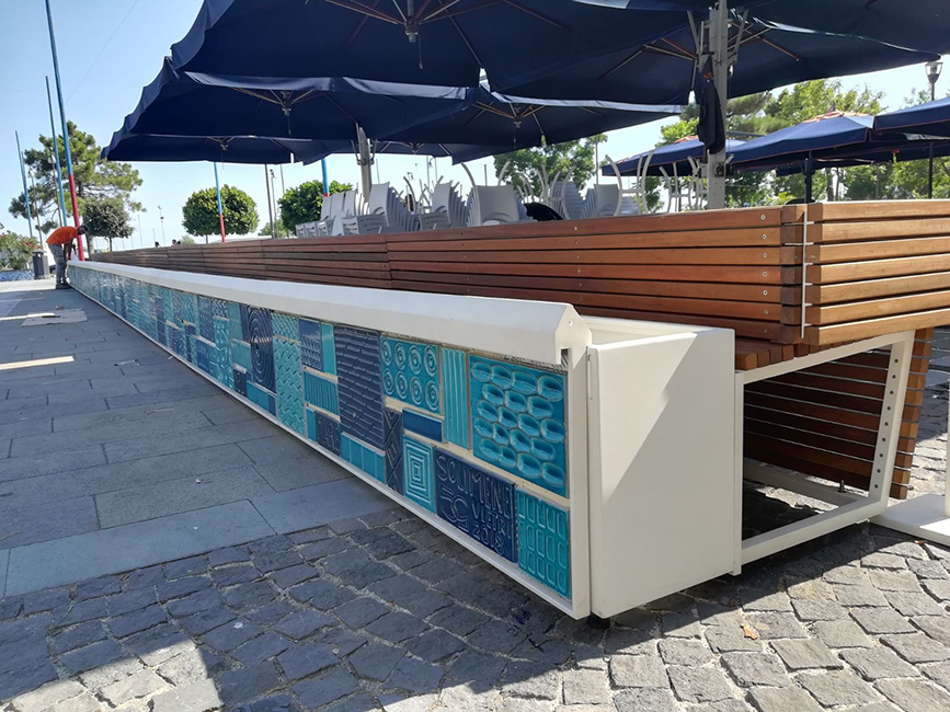A special outdoor shop furniture in fire-painted stainless steel, for a longer life of the manufact in seaside environment. All made in Italy from Lamberti. - Arredo outdoor in acciaio, legno massello e ceramica vietrese - Lamberti Design