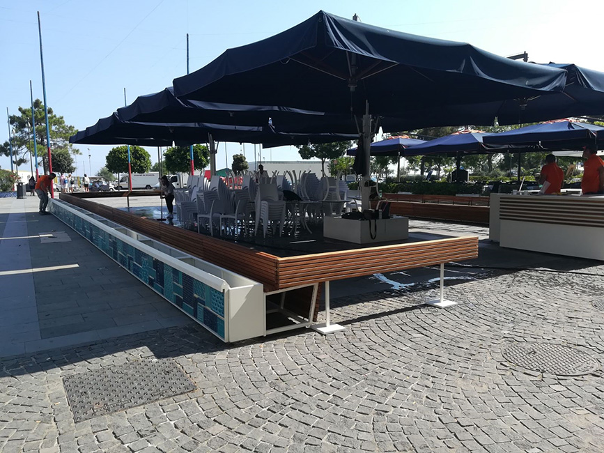 A special outdoor shop furniture in fire-painted stainless steel, for a longer life of the manufact in seaside environment. All made in Italy from Lamberti. - Arredo outdoor in acciaio, legno massello e ceramica vietrese - Lamberti Design