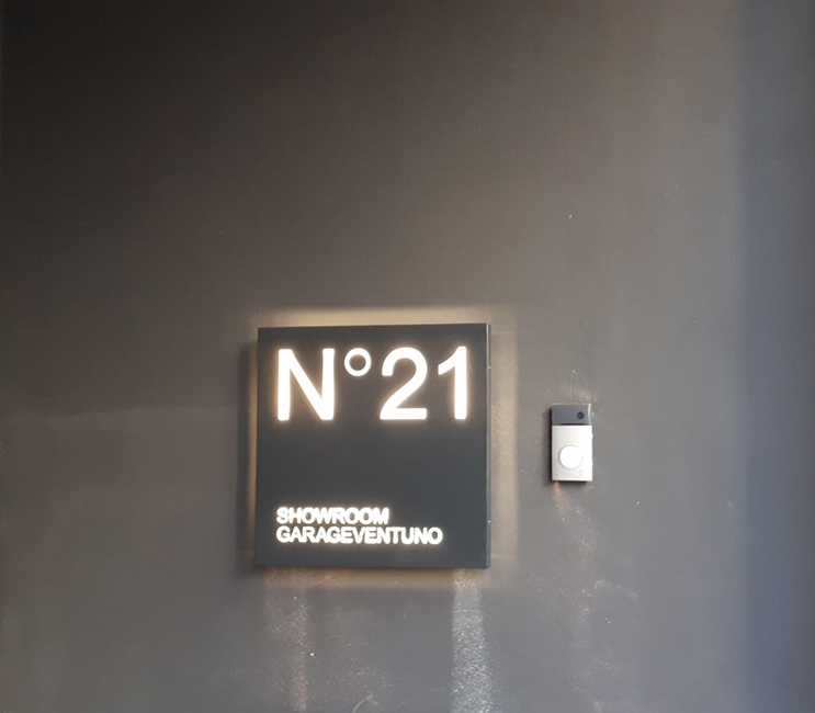 Garage N21 was designed by architect Hannes Peer for Alessandro Dall'Acqua fashion brand. Lamberti realized metal furniture, windows and interiors.