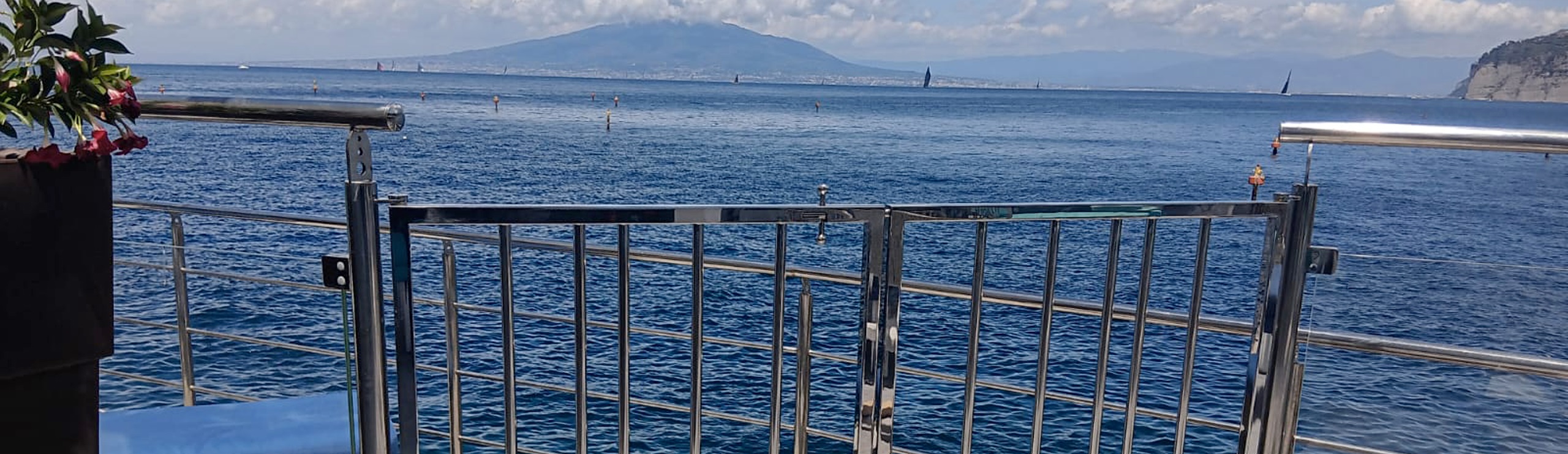 Ristorante Bagni Delfino: arredi in acciaio per stabilimento balneare
